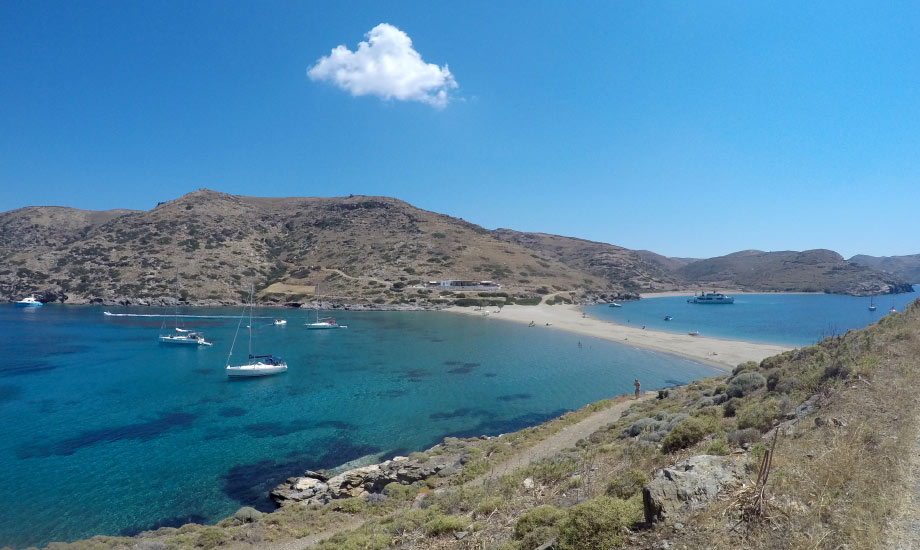 Kanskje det mest magiske plassen i Hellas? Kythnos øya. Hvor vi kunne ankre på begge sider av stranden